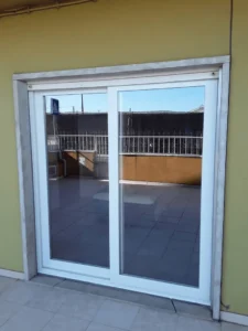 porta-correr-pvc-branco-terraço